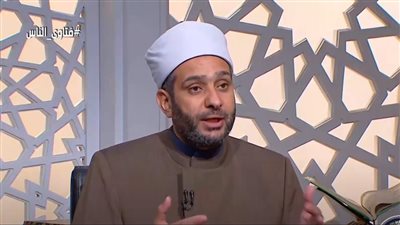 هل قراءة القرآن أثناء الاستلقاء على السرير جائزة شرعًا؟ أمين الفتوى يجيب