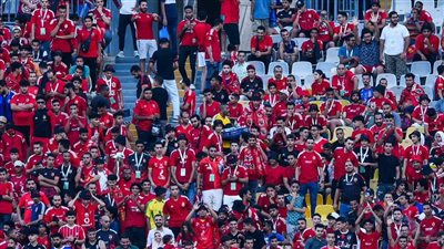 جماهير الأهلي تدعم كريم فؤاد بعد إصابته بالصليبي (فيديو)