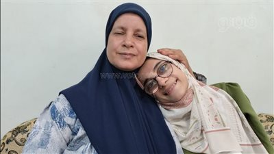 والدتها كانت تحملها للدروس وللامتحانات، قصة طالبة المنوفية التي تحدت المرض وتفوقت بالثانوية العامة (فيديو)