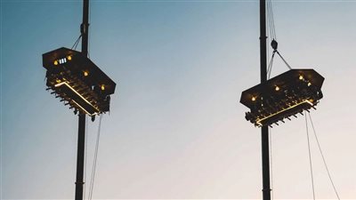 مطعم معلق يستقبل زبائنه دون ضمانات بعدم السقوط (فيديو)