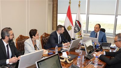 وزير قطاع الأعمال العام يبحث مع 