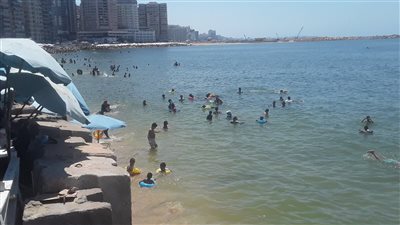 كاملة العدد، إقبال المصطافين على شواطئ الإسكندرية (بث مباشر)
