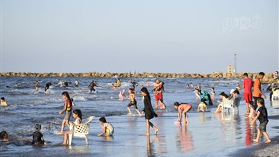 الشاطئ مفتوح والكرسي بـ10 جنيهات، إزاي تقضي يومك على شاطئ بورسعيد بأقل التكاليف (فيديو)