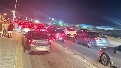 تكدس مروري في شوارع العلمين بسبب الإقبال الكبير على حفل الهضبة (صور)