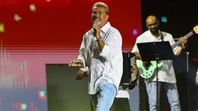 عمرو دياب يشعل حفله بالعلمين الجديدة بـ