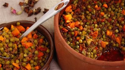 طريقة عمل البسلة باللحمة المفرومة، أكلة سريعة التحضير وخفيفة في الصيف 