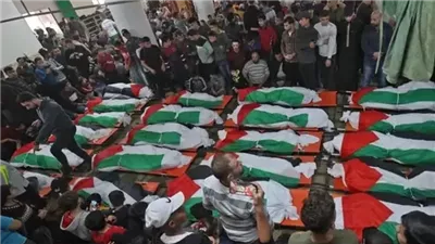 أداء صلاة الجنازة على عدد من شهداء مجزرة الفجر في غزة (فيديو)