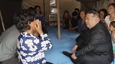للمرة الثانية، الزعيم الكوري الشمالي يزور مناطق الفيضانات المتضررة (صور)