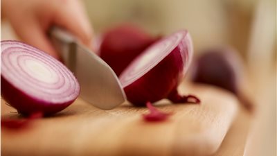 فوائد البصل للبشرة وطريقة استخدامه لعلاج حب الشباب 