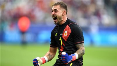 موقف طريف لحارس إسبانيا في مطار باريس (فيديو)