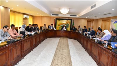 محافظ الفيوم يتابع معدلات تنفيذ مشروعات حياة كريمة 