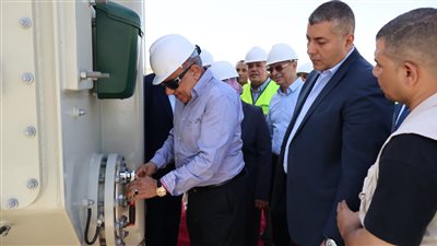 وزير الكهرباء يشارك في تركيب أول محول بمحطة الربط المصري السعودي بمدينة بدر 