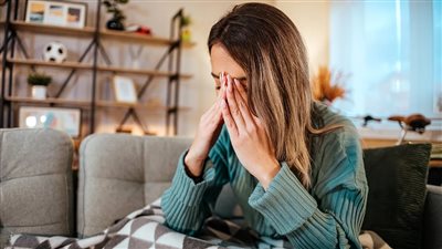 أسباب القيء والغثيان لدى الأطفال والبالغين، وطرق علاجهم بالمنزل