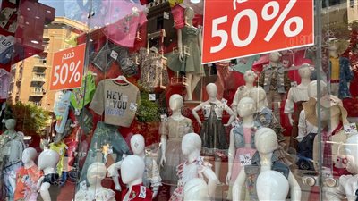 على عكس الحريمي والرجالي، تخفيضات أسعار ملابس الأطفال لا تزيد عن 50%، تجار يوضحون أسباب انخفاض العروض خلال الأوكازيون