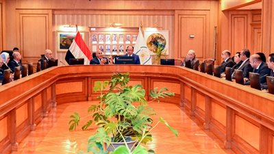 رئيس جامعة حلوان والعربية للتصنيع يبحثان تنفيذ المشروعات الإبتكارية للطلاب 