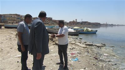 البيئة تتابع إجراءات رفع 300 طن مخلفات من شاطئ بحيرة قارون (صور)