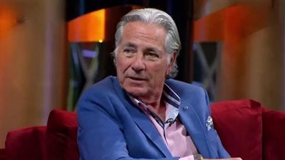 طاقم طبي يتابع حالة مصطفى فهمي بالمنزل