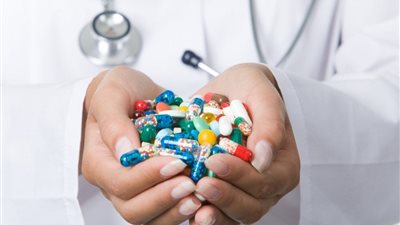 النواب يقر تعديلات قانون مزاولة مهنة الصيدلة.. مدة الدراسة 6 سنوات بعد إضافة سنة تدريبية إلزامية.. يبدأ التطبيق العام الدارسي 2024 - 2025.. مكافأة 2500 جنيه شهريا.. وهذه شروط القيد بسجلات الصحة