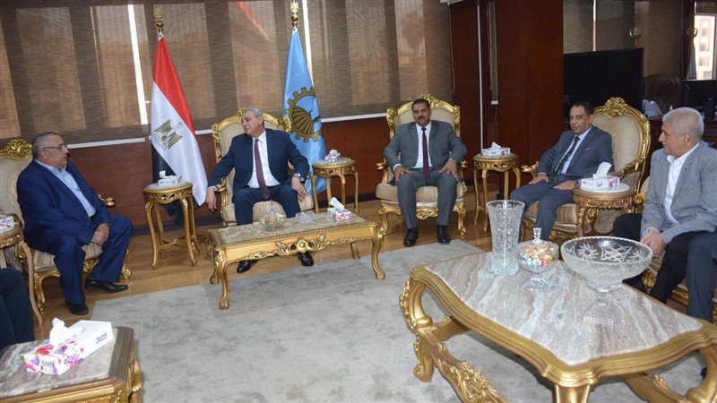 محافظ الغربية:إقامة