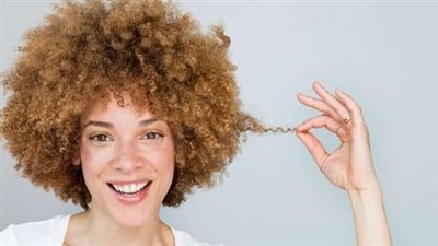  وصفة طبيعية لفرد وتنعيم الشعر الخشن والمجعد 