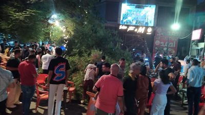 سقوط شجرة عملاقة على رواد مقهى شهير بالمعادي (صور)