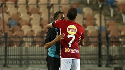 احتفال خاص بين كهربا وسامي قمصان بعد تقدم الأهلي أمام زد (فيديو) 