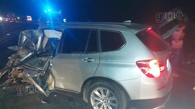 بينهم مطرب شهير، مصرع شخصين وإصابة 12 في تصادم سيارتين بأسوان (صور)