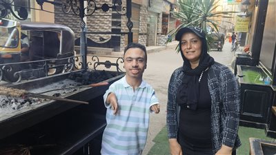 محمود من ذوي الهمم يتفوق في الثانوية العامة ويتحدى الإعاقة بالعمل في محل مشويات (فيديو وصور)