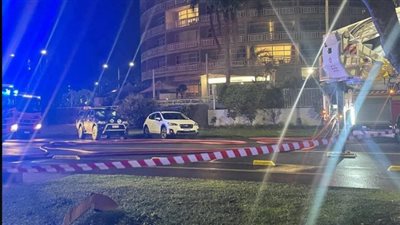 هليكوبتر تصطدم بفندق في مدينة سياحية بأستراليا (فيديو)