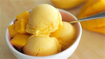 طريقة عمل آيس كريم المانجو، بمكونات بسيطة واقتصادية 