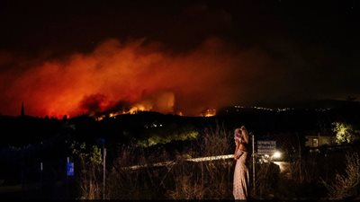 أوامر بإخلاء مناطق قرب أثينا بسبب حرائق الغابات في اليونان