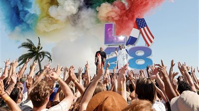 سنوب دوج وبيلي إيليش يحتفلان بتسليم راية الأولمبياد إلى لوس أنجلوس 2028