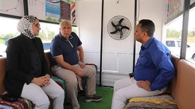 محافظ الوادي الجديد يتفقد نموذج سيارات الوحدة المحلية لنقل الركاب بباريس