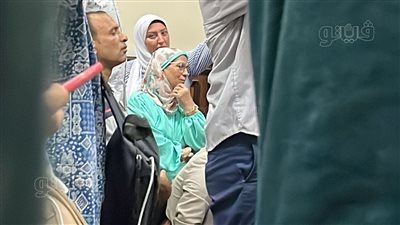 تأثر والدة عصام صاصا خلال محاكمة ابنها بتهمة دهس مواطن (فيديو وصور)