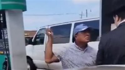 عامل بمحطة بنزين يرفض تزويد سيارات متطرفين يهود بالوقود (فيديو)