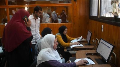 إقبال من طلاب المرحلة الأولى لتسجيل الرغبات بمكتب التنسيق الإلكتروني بجامعة المنصورة