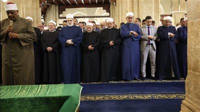 شيخ الأزهر يؤدي صلاة الجنازة على زوجة الدكتور حسن الشافعي عضو هيئة كبار العلماء (صور)