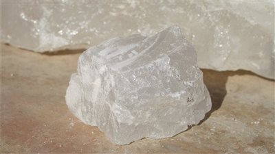 فوائد الشبة، لتنقية البشرة وتقوية الشعر وتخفيف التعرق