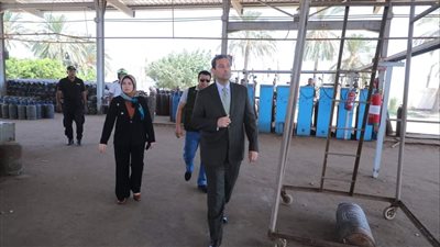 حملة مكبرة بقيادة محافظ دمياط على محطة تعبئة إسطوانات الغاز للتأكد من الالتزام بالوزن