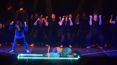 وسط حضور جماهيري، عرض 