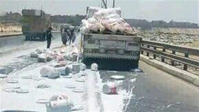 بعد انقلاب مقطورة بويات، المرور ينجح في تسيير الحركة على طريق الأوتوستراد (صور)