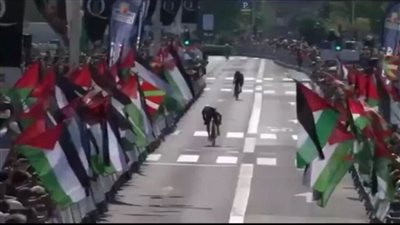 استقبال فريق دراجات إسرائيلي في سباق بإسبانيا بالأعلام الفلسطينية (فيديو)