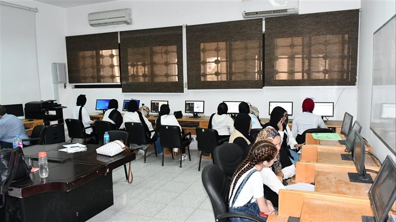 جانب من العمل داخل