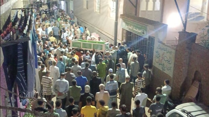 المئات يشيعوا جنازة