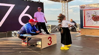 طفلة روسية تسجل رقما قياسيا في رمي السكين (فيديو)