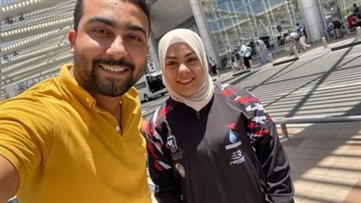 مدير الرياضة بالإسماعيلية يستقبل سارة سمير بباقة ورد، والبطلة: 