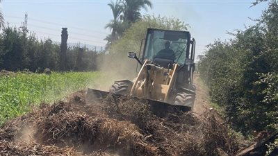  رفع 500 طن نواتج تطهير الترع والمصارف في أسيوط