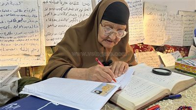 رغم تجاوزها الـ90 عاما، الحاجة فايزة كتبت القرآن الكريم كاملا في ثلاثة مجلدات بالبحيرة (فيديو)