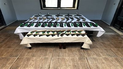 النيابة تأمر بحبس 83 متهما بحيازة أسلحة نارية ومواد مخدرة فى أسيوط