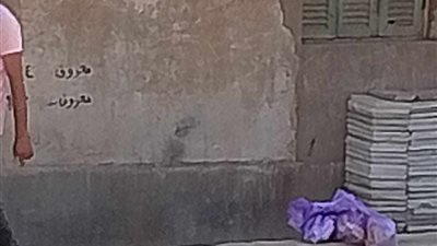 فيديو يكشف توزيع الأدوية على الأرصفة بالشارع وتسريبها للسوق السوداء 